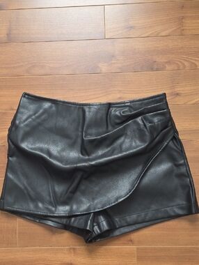 Forever 21 Chic Black Faux Leather Skirt / Shorts